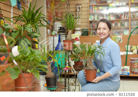 Woman in flower store 9211588