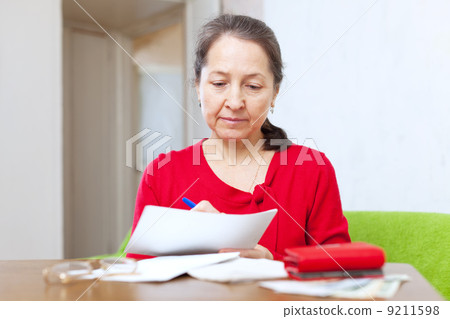 woman fills in payment documents woman fills in payment documents 9211598