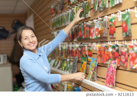 woman chooses packed seeds 9211613