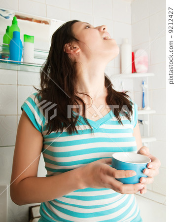 illness girl gargles her throat 9212427