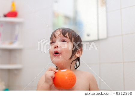 child bathes in bathtub child bathes in bathtub 9212598