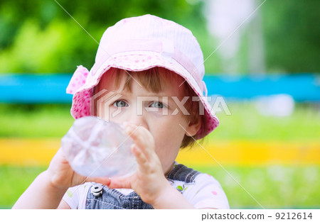 child drinking from bottle child drinking from bottle 9212614
