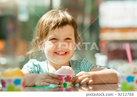 Happy child eating ice cream 9212788