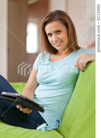 woman reads e-reader 9213000