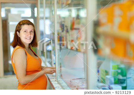 pregnant woman chooses drugs 9213129