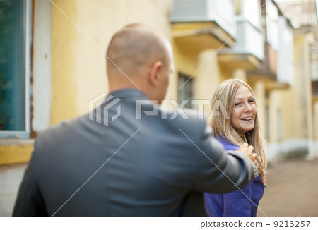 Man trying to get acquainted with woman 9213257