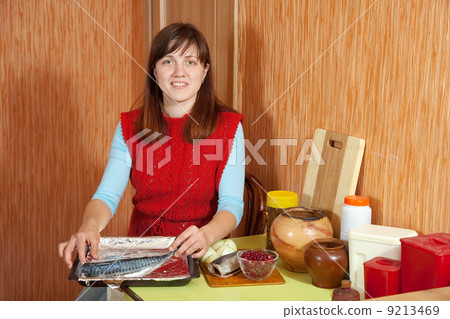 Woman foiling scomber fish 9213469