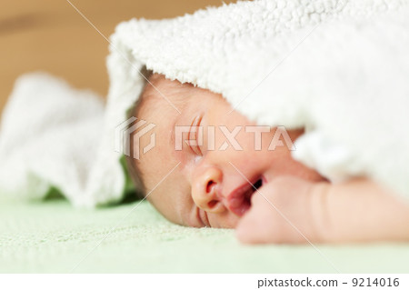 newborn baby 9214016