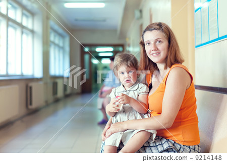 woman with child waits to doctor receive 9214148