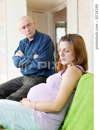 pregnant couple having problems 9214166