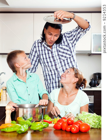 Family cooking lunch Family cooking lunch 9214353