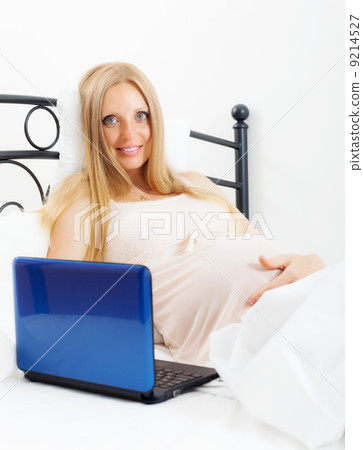 pregnant woman with laptop in bed 9214527