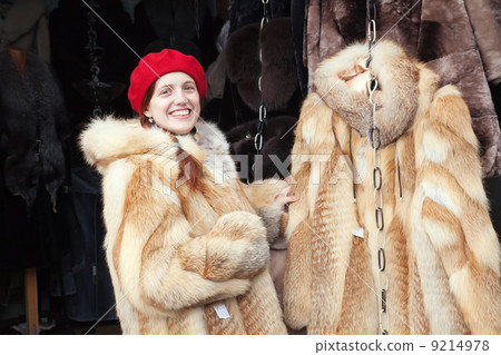Woman chooses fur Woman chooses fur 9214978