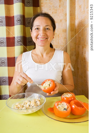 cook stuffing tomato. 9215343