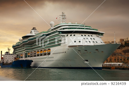 cruise liner in the port 9216439