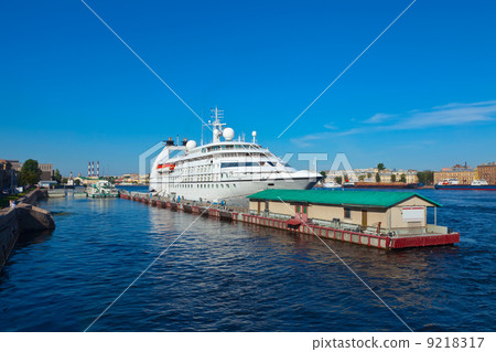 cruise liner at Saint Petersburg port 9218317