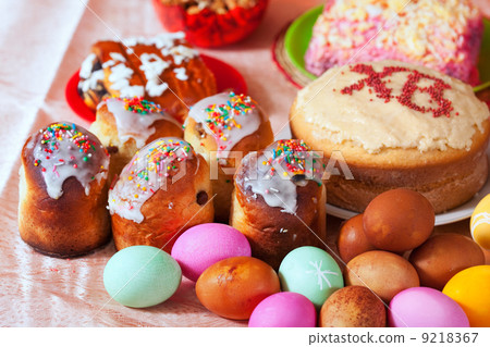 Easter cakes and eggs 9218367