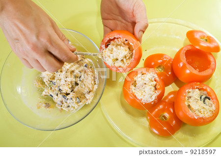 cook stuffing tomato salad 9218597
