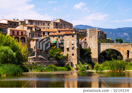 Medieval town on the banks of the river 9219334