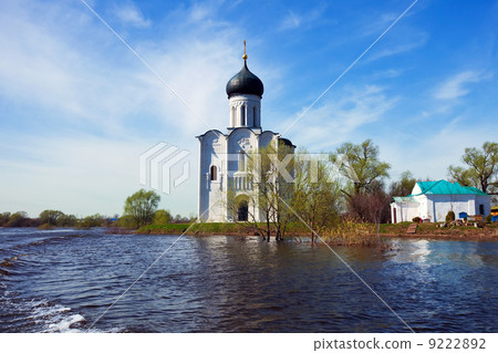 Church of Intercession on River Nerl in flood Church of Intercession on River Nerl in flood 9222892