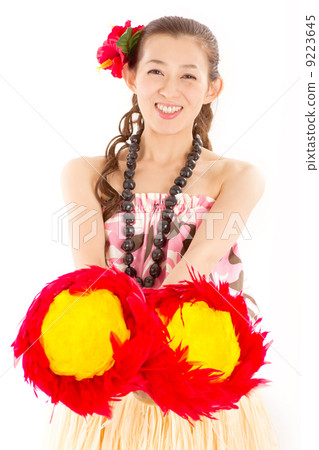 一位令人耳目一新的女士，她身上有一把夏威夷樂器Uriuri 9223645