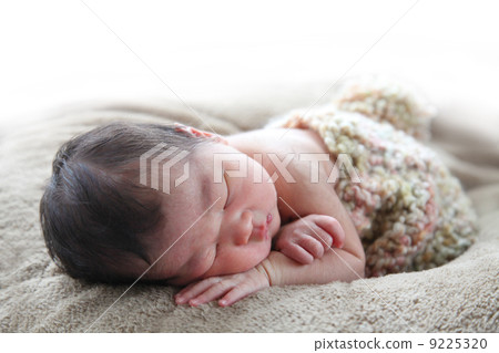 1 week old baby 9225320
