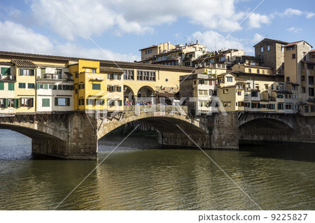 Ponte Vecchio (Old Bridge) in Florence 9225827