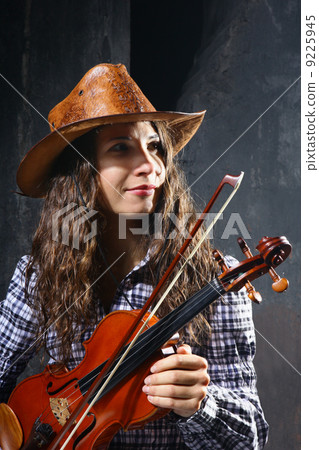 Beautiful violinist musician Beautiful violinist musician 9225945