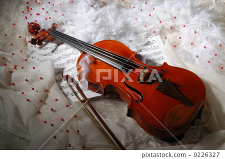Violin and notes 9226327