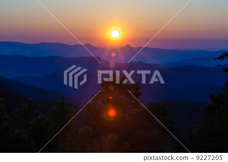 early morning sunrise over blue ridge mountains 9227205