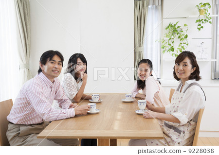 在餐廳與家人交談 9228038