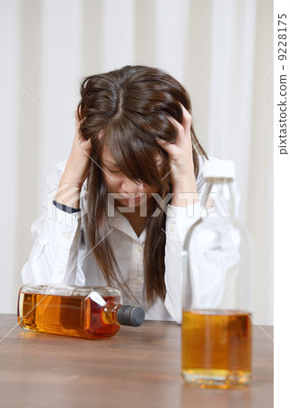 一名年輕女子酗酒 一名年輕女子酗酒 9228175