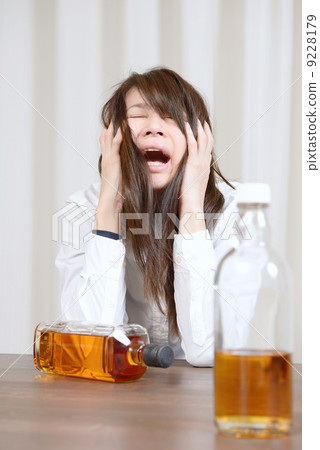 一名年輕女子酗酒 9228179