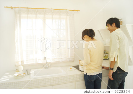 A couple standing in the kitchen 9228254