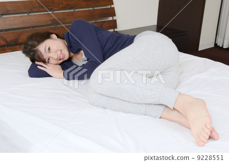 躺在床上的一個少婦 躺在床上的一個少婦 9228551