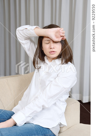 一名年輕女子患有發燒 9229550