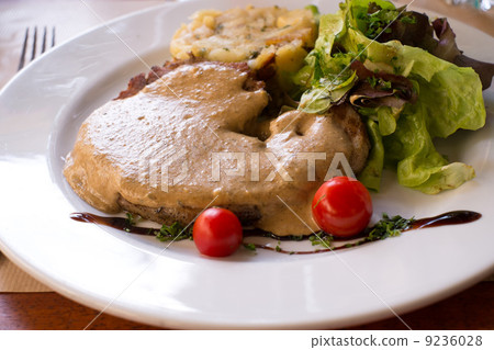 French · authentic bistro steak and tomato 9236028