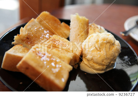 honey toast with ice cream 9236727