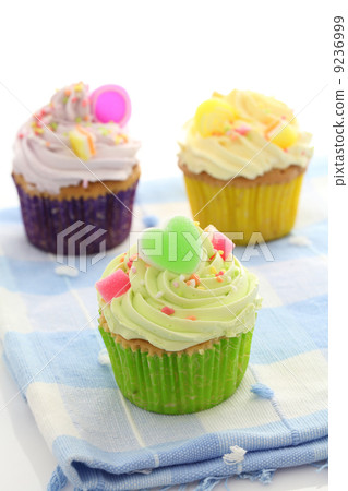 colorful cupcakes 9236999