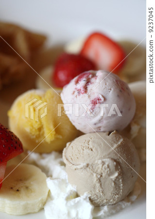 Waffles with ice cream and fruits Waffles with ice cream and fruits 9237045