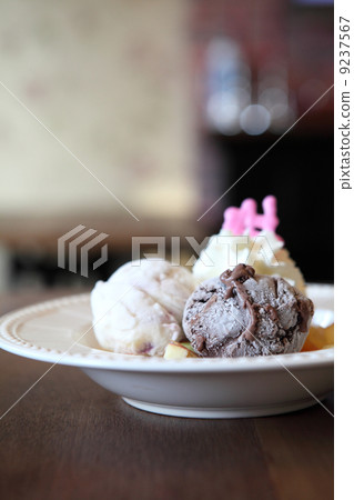 Fruit with ice cream 9237567