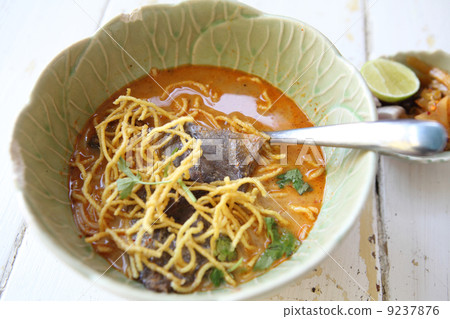 noodle khao soi , thai food on wood background-圖庫照片 [9237876