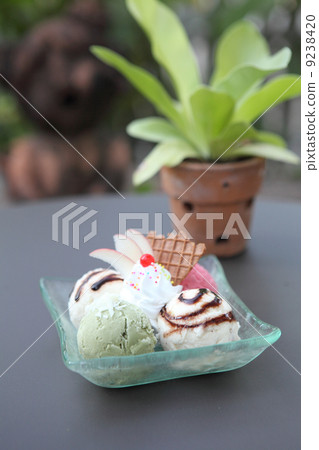 Mix ice cream 9238420