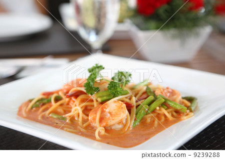 linguine pasta with shrimps in tomato sauce 9239288
