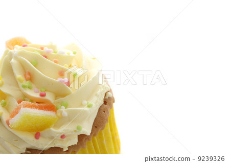 lemon cupcake isolated in white background 9239326