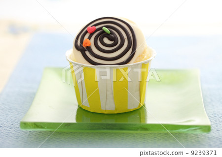 colorful cupcakes 9239371