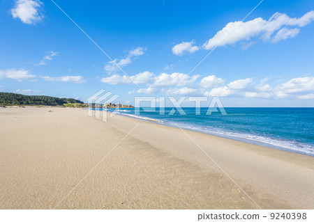 白色沙子海灘和藍色海 9240398