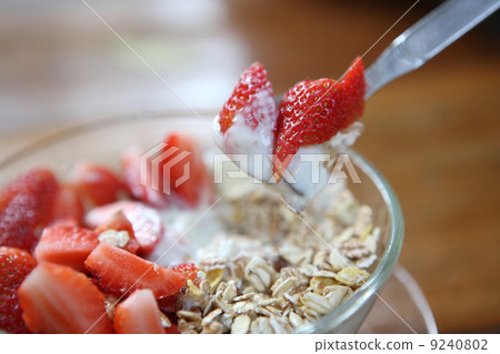 cereal with strawberry and yogurt 9240802