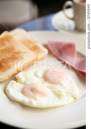 Breakfast with ham , fried egg and bread 9240840