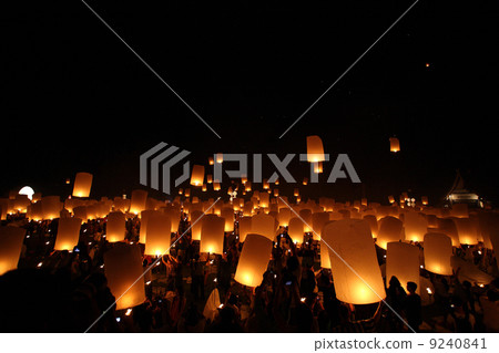 Thai traditional Newyear balloon lantern at night 9240841